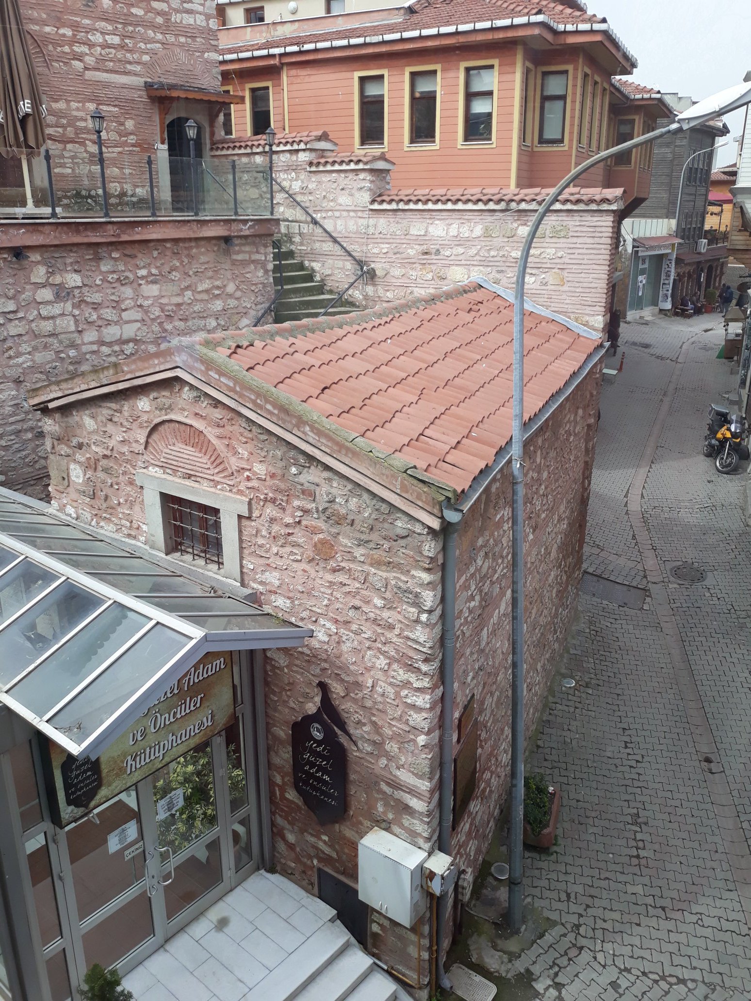 ÜSKÜDAR FATİH'İN MAHKEMELERİ KÜTÜPHANESİ İSTANBUL